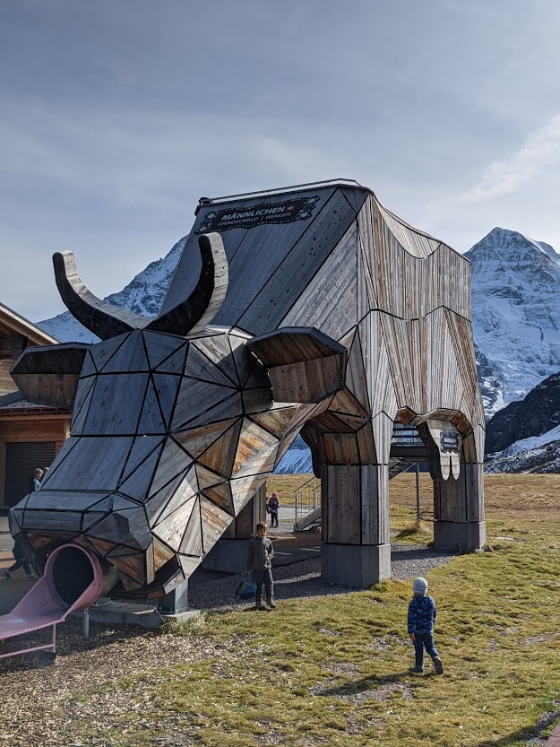 De koe in de speeltuin in Männlichen